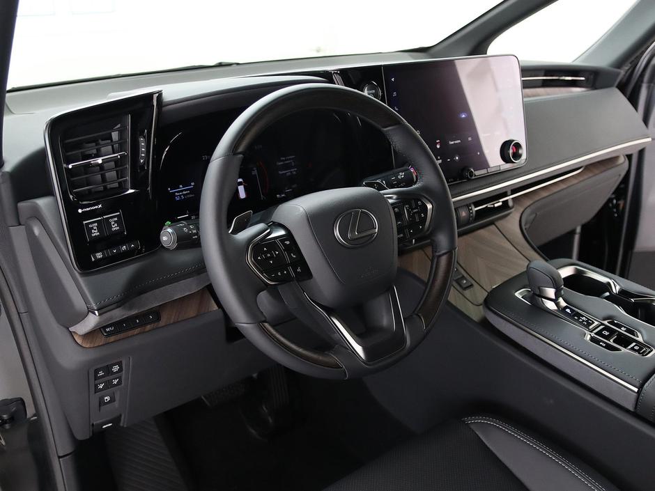 Lexus LM