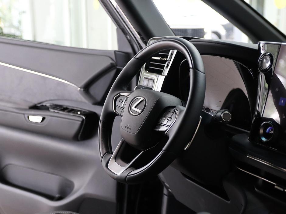 Lexus LM