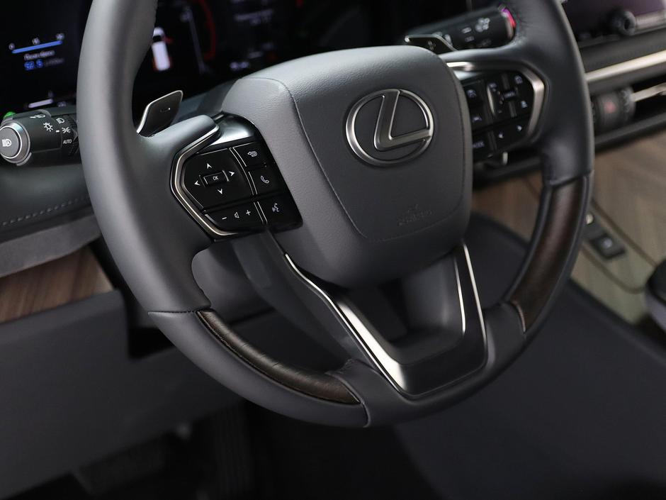 Lexus LM