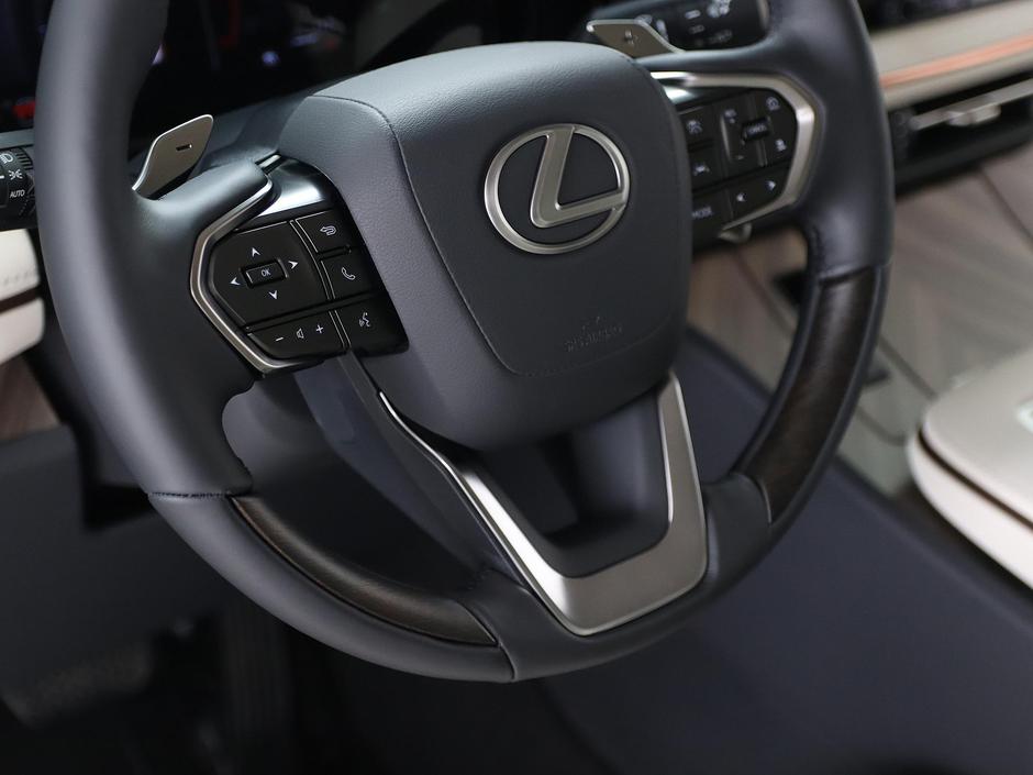Lexus LM