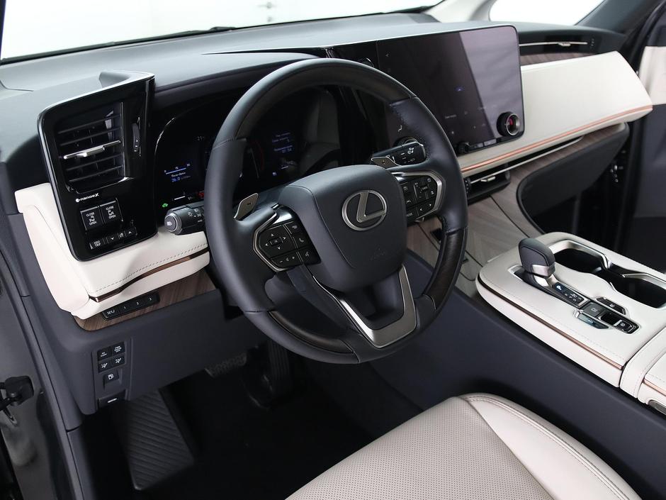 Lexus LM