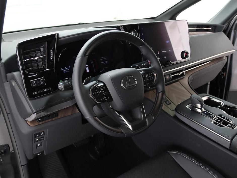 Lexus LM