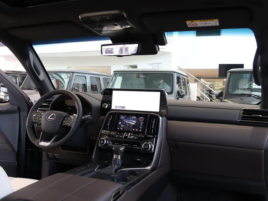 Lexus LX